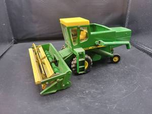 lot 805 image: ERTL John Deere 6600 Combine Diecast Model - 116 Scale