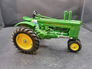 lot 809 image: John Deere Model A Tractor Diecast Model - 1 16 Scale - JLE Scale Models - Limited Edition #534 of 5000