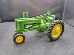 lot 812 image: John Deere Diecast Tractor Model - 116 Scale