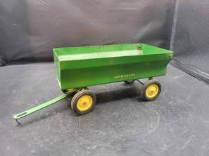 lot 813 image: ERTL John Deere Tin Flare Wagon - 116 Scale