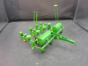 lot 814 image: ERTL John Deere 4-Row Planter Diecast Model - 116 Scale