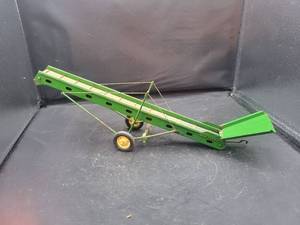lot 815 image: Tru-Scale John Deere Bale Elevator Tin Model - 116 Scale