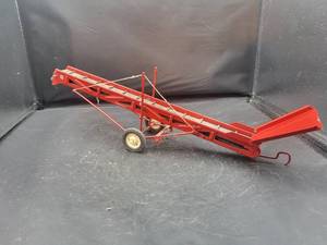 lot 816 image: Tru-Scale International Bale Elevator Tin Model - 116 Scale
