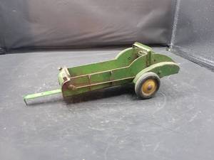 lot 817 image: 1950s ERTL Tin John Deere Manure Spreader - 116 Scale