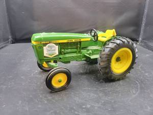 lot 818 image: ERTL John Deere 2640 Diecast Tractor Model - 116 Scale - 1990 Field of Dreams Special Edition