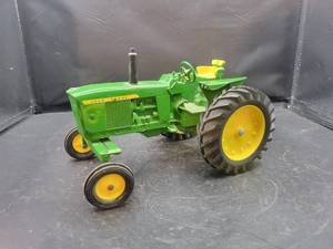lot 820 image: John Deere 4020 Row Crop Tractor Diecast Model - 1 16 Scale