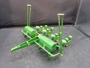 lot 822 image: ERTL John Deere 4-Row Planter Diecast Model - 116 Scale