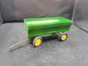 lot 823 image: ERTL John Deere Tin Flare Wagon - 116 Scale