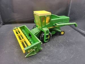 lot 824 image: ERTL John Deere 6600 Combine Diecast Model - 116 Scale