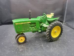 lot 825 image: John Deere 4020 Narrow Front Tractor Diecast Model - 1 16 Scale