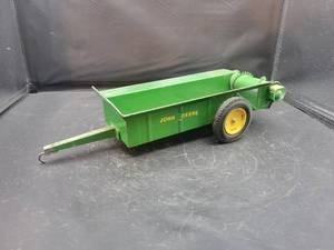 lot 827 image: ERTL John Deere Spreader - 116 Scale