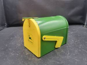 lot 828 image: ERTL John Deere Mailbox Coin Bank