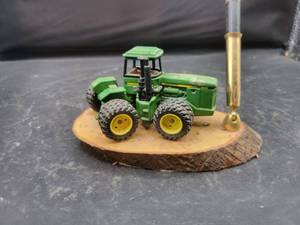 lot 830 image: John Deere 8850 164 Scale Tractor Pen Holder