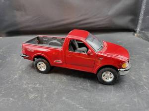 lot 837 image: 1997 Ford F-150 Diecast Pickup Model - 116 Scale