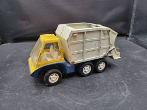 lot 844 image: 1969 Hubley Diecast Garbage Truck