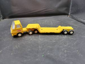 lot 847 image: Early 1970s TONKA Semi-Truck and Flatbed Trailer