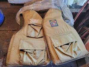 lot 240 image: Stearns Adult SmallMedium Life Vest