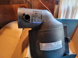 lot 244 image: 2006 Chevrolet Silverado 2500 Filter Housing Assembly - Part No. 15801086  (2) Door Handle Assemblies