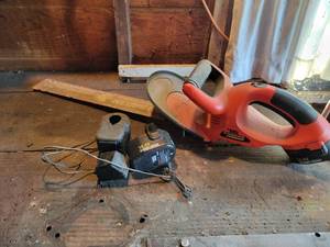 lot 272 image: Black & Decker 22 Cordless Hedge Trimmer with Charger and (2) batteries