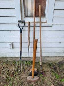 lot 278 image: Approx. 20# Maul, Pitchfork, Hoe and More