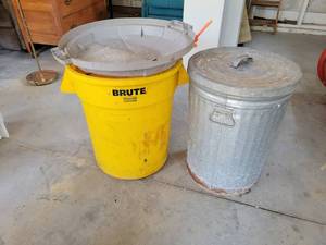 lot 302 image: Galvanized Trash Can and Rubbermaid BRUTE Trash Can with Lid