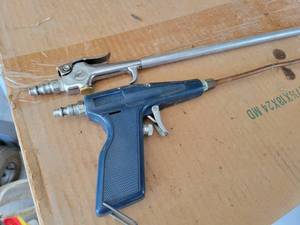 lot 309 image: AMFLO 48 Pneumatic Blow Gun & Milton Model 165 24 Pneumatic Blow Gun