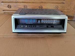 lot 316 image: Vintage GE Model No. 7-4651A Digital Alarm Clock - tested and works