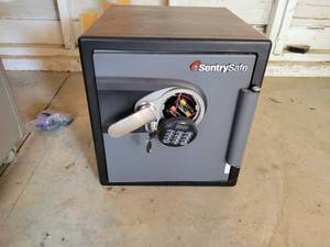 lot 322 image: Sentry Safe with Keys