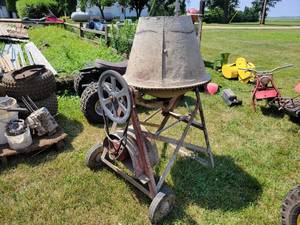 lot 18 image: Sears Electric Cement Mixer - Model No. 713.9536 - 115V Electric Motor