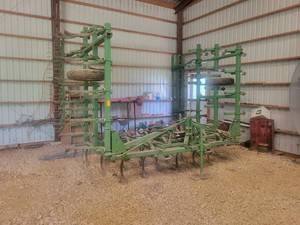 lot 4 image: John Deere 1010 Field Cultivator with Rear Spike Tooth Harrow - Approx. 21 with Wings Down