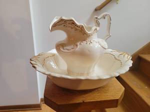 lot 538 image: Vintage Ceramic arnels Water Pitcher and Basin