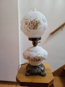 lot 540 image: Vintage Gone with the wind Lamp or Hurricane Lamp by Phoenix Lamps - Tested and Works - Approx. 21 tall