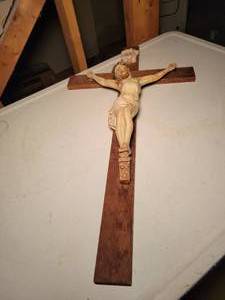 lot 544 image: Vintage Ceramic Jesus on Wood Cross Crucifix - Approx. 28 Tall