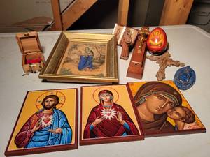 lot 554 image: Lot of Assorted Religious Items