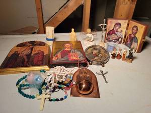 lot 555 image: Lot of Assorted Religious Items