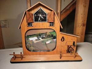 lot 558 image: Barn Photo Clock - Approx. 20 x 16 x 3.5
