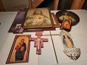lot 559 image: Lot of Assorted Religious Items