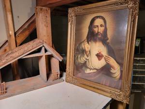 lot 612 image: Vintage Sacred Heart in Ornate Frame and Nativity Stable