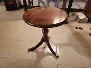 lot 522 image: Small Round Side Table