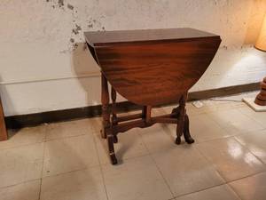 lot 527 image: Small Solid Wood Drop-Side Table