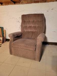 lot 524 image: La-Z-Boy Recliner with Fabric Upholstery