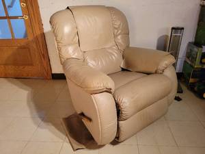 lot 525 image: La-Z-Boy Recliner with LeatherVinyl Combination Upholstery