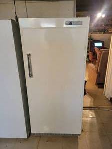 lot 619 image: Philco Refrigerator - Clean Working Refrigerator