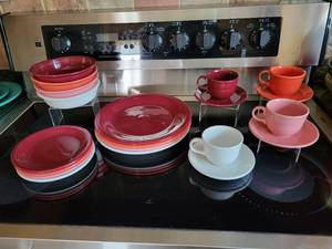 lot 134C image: (20) Pieces of Homer-Laughlin Fiestaware - White, Rose, Persimmon, and Cinnabar