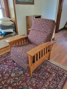 lot 43 image: Mission Style Berkline Reclining Chair