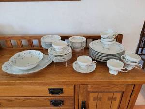 lot 56 image: Johann Haviland Blue Garland China Set - Bavaria, Germany