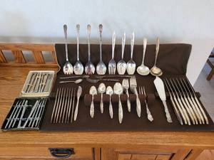 lot 57 image: Oneida Community Wheat Pattern Silver Plated Flatware and More