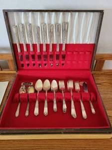 lot 58 image: Oneida Tudor Silver Plated Flatware Set in Trousseau Chest