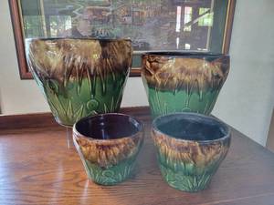 lot 75 image: Lot of (4) RRP Robinson Ransbottom Pottery Sun and Moon Pattern Jardinieres