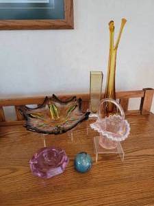 lot 85 image: Lot of (6) Pieces of Art Glass and More